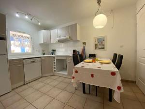 Kuchyňa alebo kuchynka v ubytovaní Maison proche plage Grazel, 4 couchages, terrasse, parking, à 4 min des commerces - FR-1-229-813