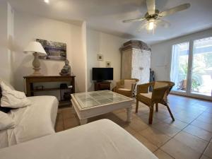 Televízia a/alebo spoločenská miestnosť v ubytovaní Maison proche plage Grazel, 4 couchages, terrasse, parking, à 4 min des commerces - FR-1-229-813