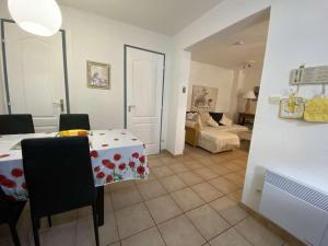 Posteľ alebo postele v izbe v ubytovaní Maison proche plage Grazel, 4 couchages, terrasse, parking, à 4 min des commerces - FR-1-229-813