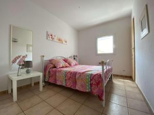 Posteľ alebo postele v izbe v ubytovaní Maison proche plage Grazel, 4 couchages, terrasse, parking, à 4 min des commerces - FR-1-229-813