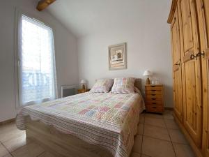 Posteľ alebo postele v izbe v ubytovaní Maison proche plage Grazel, 4 couchages, terrasse, parking, à 4 min des commerces - FR-1-229-813