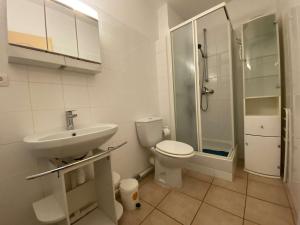 Kúpeľňa v ubytovaní Maison proche plage Grazel, 4 couchages, terrasse, parking, à 4 min des commerces - FR-1-229-813