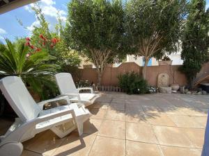 Vonkajšia záhrada v ubytovaní Maison proche plage Grazel, 4 couchages, terrasse, parking, à 4 min des commerces - FR-1-229-813