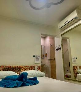 カリにあるApartahotel El paraisoの鏡付きのベッドとバスルームが備わる客室です。