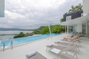 Fotografija v galeriji nastanitve Indulge in Your Dream Getaway at Gemini Villa 6 Bedrooms, Private Beach, and Yamu Pier Sea Views v mestu Phuket Town