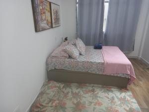 Un pat sau paturi într-o cameră la Suhcasa Bairro de Fátima 02
