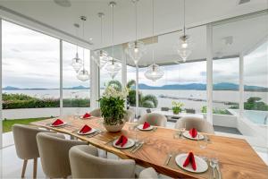 Fotografija v galeriji nastanitve Indulge in Your Dream Getaway at Gemini Villa 6 Bedrooms, Private Beach, and Yamu Pier Sea Views v mestu Phuket Town