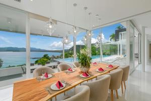 Fotografija v galeriji nastanitve Indulge in Your Dream Getaway at Gemini Villa 6 Bedrooms, Private Beach, and Yamu Pier Sea Views v mestu Phuket Town
