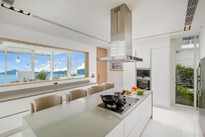 Fotografija v galeriji nastanitve Indulge in Your Dream Getaway at Gemini Villa 6 Bedrooms, Private Beach, and Yamu Pier Sea Views v mestu Phuket Town