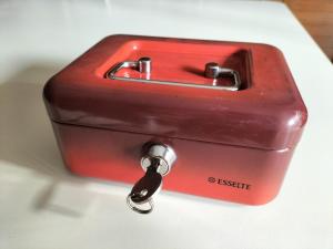 a red toaster sitting on top of a table at Beatrice Apartment con 1camera da letto, un soggiorno cucina e bagno in Scordia