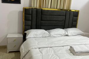 Postel nebo postele na pokoji v ubytování Beautiful 2Br Apt in Ogba, Ikeja, Lagos