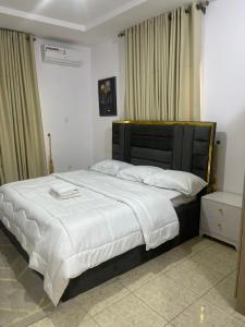 Postel nebo postele na pokoji v ubytování Beautiful 2Br Apt in Ogba, Ikeja, Lagos
