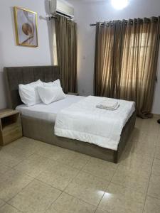 Postel nebo postele na pokoji v ubytování Beautiful 2Br Apt in Ogba, Ikeja, Lagos