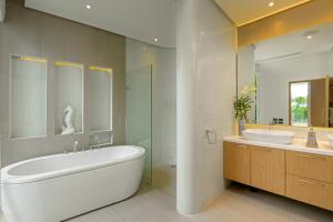 Fotografija v galeriji nastanitve Indulge in Your Dream Getaway at Gemini Villa 6 Bedrooms, Private Beach, and Yamu Pier Sea Views v mestu Phuket Town