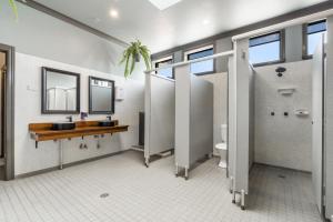 La salle de bains est pourvue d'un lavabo et de toilettes. dans l'établissement The Great Western Hotel, à Orange