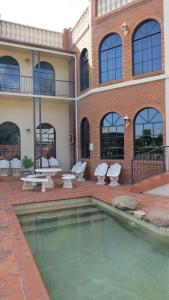 a building with a swimming pool in front of a building at Albury Paddlesteamer Motel in Albury