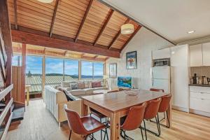 cocina y sala de estar con mesa y sillas en FOUNTAINS 3, Mount Hotham, en Monte Hotham