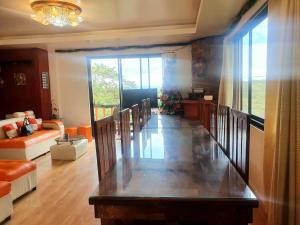 Fotografie z fotogalerie ubytování The 3rd Floor Lot 16 Country Estates inside Camp John Hay- with view v destinaci Baguio
