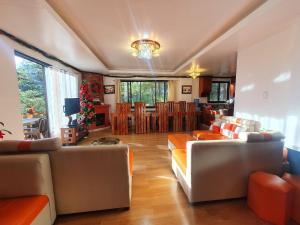 Fotografie z fotogalerie ubytování The 3rd Floor Lot 16 Country Estates inside Camp John Hay- with view v destinaci Baguio