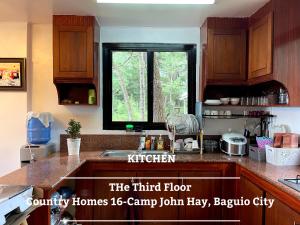 Fotografie z fotogalerie ubytování The 3rd Floor Lot 16 Country Estates inside Camp John Hay- with view v destinaci Baguio