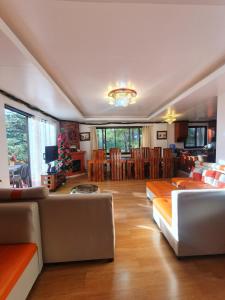Fotografie z fotogalerie ubytování The 3rd Floor Lot 16 Country Estates inside Camp John Hay- with view v destinaci Baguio