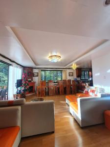 Fotografie z fotogalerie ubytování The 3rd Floor Lot 16 Country Estates inside Camp John Hay- with view v destinaci Baguio