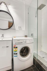 biała pralka i suszarka w łazience w obiekcie FOUNTAINS 3, Mount Hotham w mieście Mount Hotham