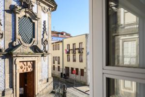 een uitzicht vanuit een raam van een gebouw bij PWHC Miragaia Apartments in Porto