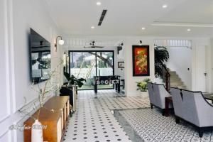 un salon avec une table et des chaises dans l'établissement Villa Mayfair B101 Đại Lải - 5 Phòng ngủ, à Thanh Cao 62 autres photos