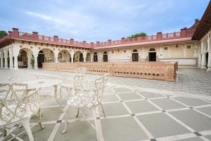 un patio con mesas y sillas en Khas Bagh en Jaipur