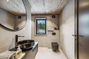 La salle de bains est pourvue d'un lavabo et d'un miroir. dans l'établissement Brand new cabin at Hovden cross-country skiing, à Hovden
