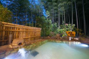 une piscine au milieu d'une forêt dans l'établissement Koderaso, à Himeji
