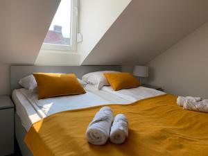 塞拉耶佛的住宿－Apartment Grey，一间卧室配有两张带毛巾的床