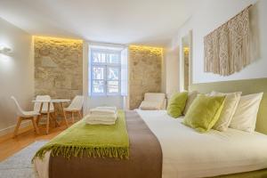 Un pat sau paturi într-o cameră la PWHC Miragaia Apartments