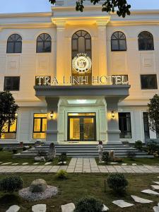 a building with a sign on the front of it at TRA LINH HOTEL in Hữu Lũng