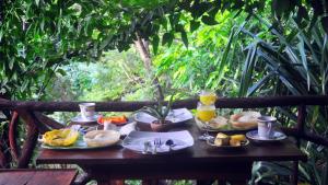 einen Tisch mit Speisen und Getränken darauf in der Unterkunft Aloe Vera Guest House in Dambulla