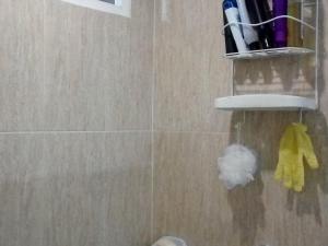 y baño con ducha y estante con cepillos de dientes. en Room in House - Taminaka Hostel en Santa Marta - Shared room 3, en Santa Marta