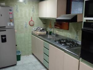 Room in House - Taminaka Hostel en Santa Marta - Shared room 3 tesisinde mutfak veya mini mutfak