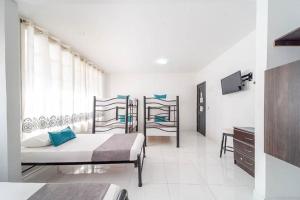 1 dormitorio con 2 literas y escritorio en Hotel Mar di Plata, en Barranquilla