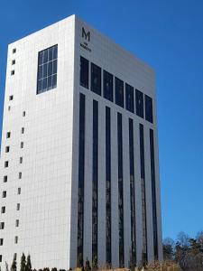 un edificio blanco alto con un letrero n en The Marevo, en Suwon