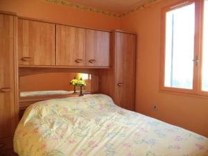 een slaapkamer met een bed, een dressoir en een raam bij Appartement Narbonne, 4 pièces, 4 personnes - FR-1-229B-473 in Narbonne