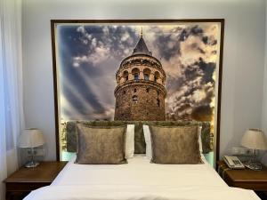 伊斯坦堡的住宿－馬爾馬拉博斯普魯斯海峽套房精英酒店，一间卧室,配有钟楼的照片