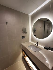 水原的住宿－The Marevo，一间带水槽和镜子的浴室