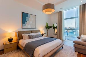 Postel nebo postele na pokoji v ubytování Luxe Waterfront Oasis the Palm