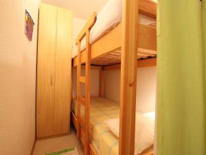 Appartement Vallouise, 2 pièces, 5 personnes - FR-1-330G-46にある二段ベッド