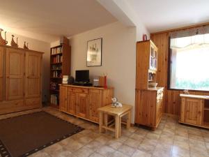 Appartement Vallouise, 2 pièces, 5 personnes - FR-1-330G-46にあるテレビまたはエンターテインメントセンター