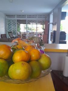 een kom sinaasappels en peren op een tafel bij BaySide in Fort-de-France