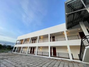 Elle offre une vue sur l'extérieur d'un bâtiment blanc doté d'une terrasse. dans l'établissement The Nook by Garolu, à Castillejos