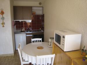 Kuchyň nebo kuchyňský kout v ubytování Studio climatisé avec coin nuit et terrasse plein Sud, 10 m², parking inclus - FR-1-100-194 + 4 fotografie