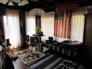 een woonkamer met een bank en een tapijt bij The Sunrise Beach Cafe and Guesthouse in Ban Tha Khoi